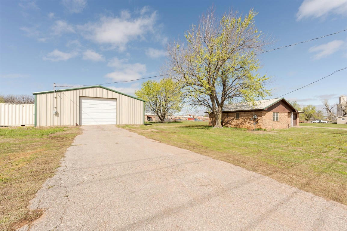 201 S COUNTY LINE RD, GEARY, OK 73040, photo 1 of 35
